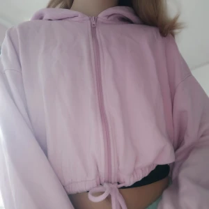 Rosa zip-up hoodie  - Hej! Säljer min rosa zip-up hoodie från hm för att den inte kommer till användning. Den är använt några gånger men den är i toppskick och det finns inga fläckar eller defekter 🥰 Hör av dig vid frågor eller funderingar! 💞💗