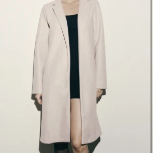 Zara kappa  - Beige Zara kappa i storlek S.