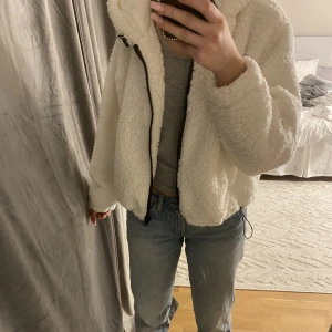 Kofta/jacka - Vit podrad kofta/jacka, så otroligt mjuk och skön samt varm. Även från H&M.