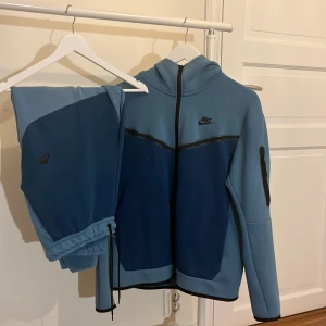 Nike Tech Fleece Dutch Blue - Kontakta vid frågor och köp! Tröjan är storlek M och byxorna är storlek L men är lite mindre i storlek. Bra och fint skick! Säljer på grund utav att kläderna har blivit lite för små. Kontakta vid frågor och köp!