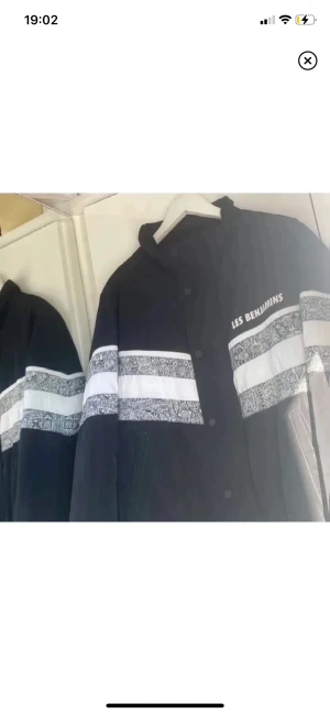 Jacka  - Jacka från ett turkiskt designermärke (Les Benjamins) som broderar jackor enskilt. Jackan är i storlek M och Nypris är 4750kr. Jackan har mycket bra kvalitet och är i nyskick. En unik och häftig jacka där det inte finns en likadan. Tag och äkthetsbevis✅ 