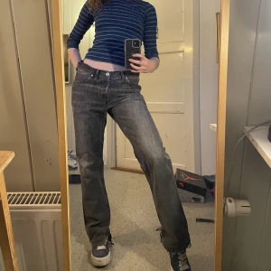 Gråa levis jeans med slits - Gråa levis jeans med slits & silvriga stjärnor vid foten 💖💖jag är 175cm de är nästan lite för långa!