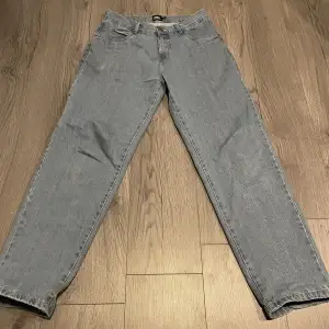 Southpole jeans i färgen Retro midblue och storlek 31  Cond 10/10  Bara använd några gånger  dom sitter bra i en baggy fit Köparen står för frakt
