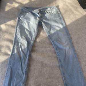 Fishbone jeans som är lågmidjade och ljusblåa i sjukt snygg färg. Sitter jätte fint på, är lite mer slim/straight i modellen. ❤️Dom är storlek 31 men aningen små i storleken