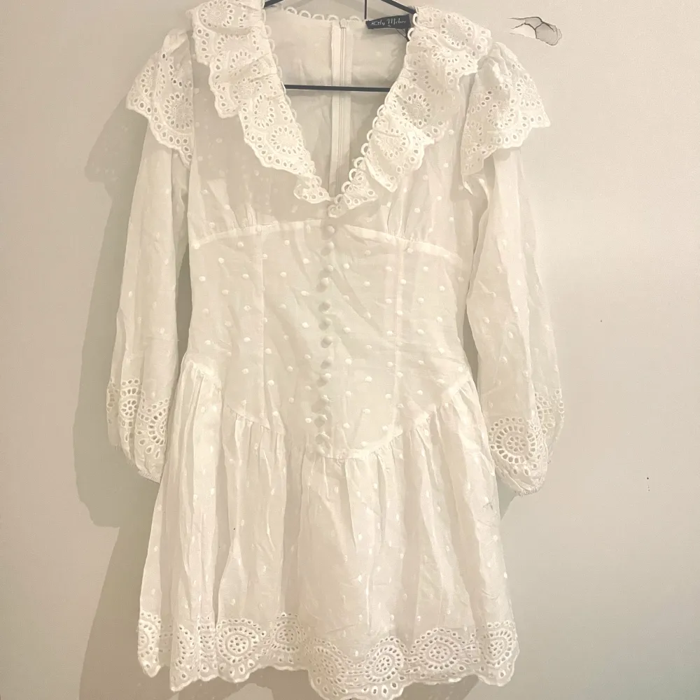 Säljer denna så söta studentklänning från Åberg som formar kroppen perfekt! Modellen heter ”Lily bee hvid kjole m flæser”🤍 Är endast testad en gång och nypris är drygt 1000kr. . Klänningar.