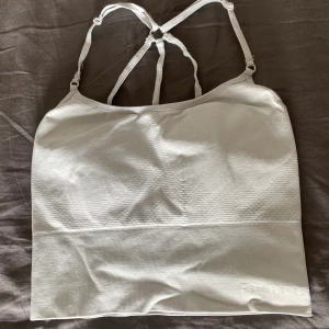 Better Bodies träningstopp strlk M - Säljer en träningstopp från Better Bodies, storlek medium. Sitter tight runt kroppen, funkar även som small. Fint skick. Avtagbara pads.  Säljer den även i svart och rosa, samma storlek.  Sista bilden är hur den sitter på, samma storlek, annan färg. 