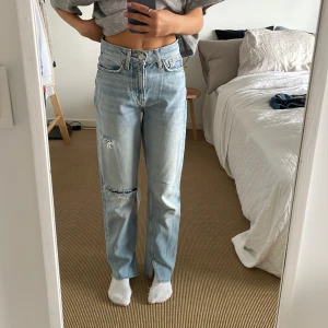 Jeans! - Säljer ett par byxor från gina tricot! Väldigt snygga och inte så använda byxor. Säljer för de inte kommer till användning💞