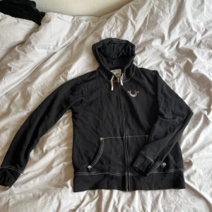 True religion hoodie - STRL L, 2 sånna småhål men syns knappt. Annars fräsch å bra skick