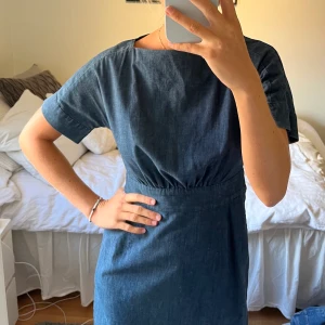 Jeansklänning - Jättefin jeansklänning från COS, storlek 34🥰Sitter jättebra på mig som är ca 170 cm