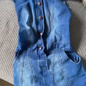 Säljer denna trendiga jeans klänningen. Köpt för 500kr. Nästan oanvänd. Smickrande o festlig.