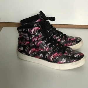 Fräcka sneakers stl 38 - Fräcka sneakers, knappt använda  Aningens fodrade 