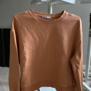 Zara tröja - Köparen står för frakten  Färgen är aprikos