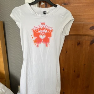 Klänning ifrån H&M - En helt oanvänd klänning ifrån H&M i storlek S. Säljer då jag ej tycker den sitter snyggt på mig. BETALA EJ DIREKT DÅ FÅR DU INTE VARAN, inga returer och frakt ingår ej i priset 