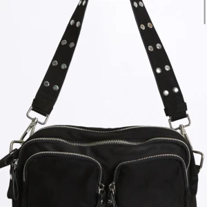 Väska - Säljer min fina väska från gina tricot! Rymmer väldigt mycket men kommer inte till så mycket användning längre☺️ pris kan diskuteras vid snabb affär!