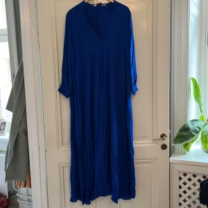 Klänning från & other stories - Långklänning i fint skick från & other stories. Härlig blå färg och hellång. 