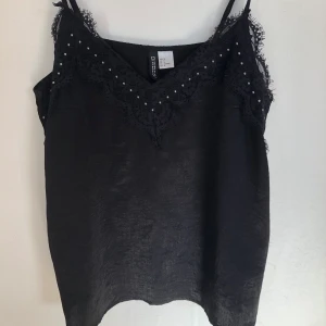 Fest topp med detaljer - Fint spetstopp från H&M, storlek 38 men sitter fint på dom flesta kroppar