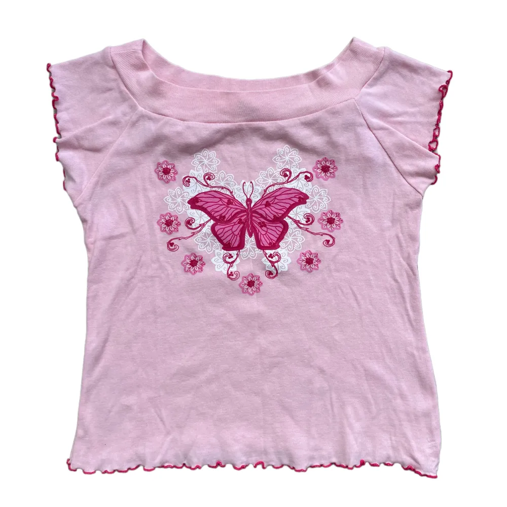 !-50%!Supersöt t-shirt från senare 00-tal med detaljerat tryck föreställande en fjäril i rosa glitter och rullfåll💕💕Sitter superfint! Passar en Xs till mindre M!💋. Toppar.