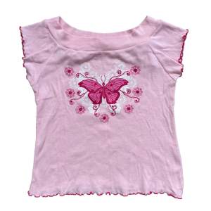!-50%!Supersöt t-shirt från senare 00-tal med detaljerat tryck föreställande en fjäril i rosa glitter och rullfåll💕💕Sitter superfint! Passar en Xs till mindre M!💋