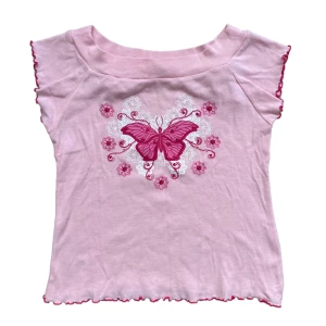 Y2k Topp - !-50%!Supersöt t-shirt från senare 00-tal med detaljerat tryck föreställande en fjäril i rosa glitter och rullfåll💕💕Sitter superfint! Passar en Xs till mindre M!💋