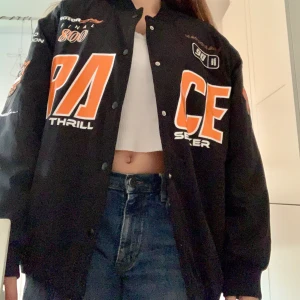 Cool owersized jacka  - En cool jacka i en fin kvalite. Den är bara använd några gånger och har inga skavanker. Jackan är ifrån H&M. Originala priset är 500 kr. 