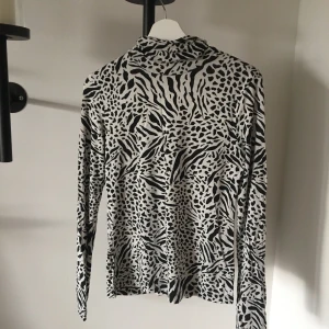 Polotröja  - Supermjuk polotröja från H&M.  Fint skick⭐️  Hämtas i Kungsbacka eller skickas mot fraktkostnad☺️