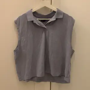 Blå väst från Gina Tricot i strl M. 💙 Nytt skick, aldrig använd. Perfekt över en skjorta! Köparen står för frakten/kan mötas upp i Örebro 🤍