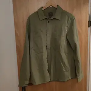 Grön lite tjockare skjorta I ny skick