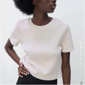 Stickad t-shirt från zara - Helt som ny, inte mycket använd💗Färgen är beige . Stl är M men sitter som en S