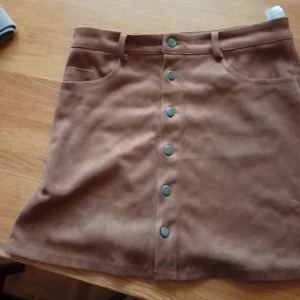 Pull&bear - En väldigt fin läder tjol som inte riktigt är min stil längre men den är i bra skick och väldigt fin.