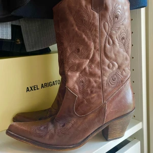 Cowboyboots - Snygga, vintage cowboyboots. Passar en 39-40. Säljes då de tyvärr inte kommer till användning. Kom med bud! 💖☝🏻