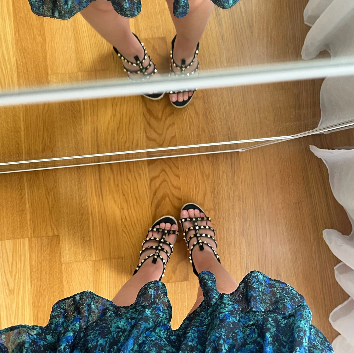 Snygga kilklackar med nitar