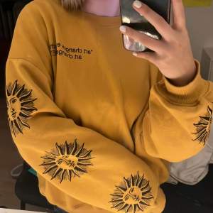 mysig sweatshirt i storlek M från pull&bear, insidan av tröjan är i fleece tror jag iaf känns den jättemysig. sista sliden visar vad det står på tröjan