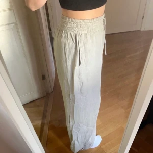 Linnebyxor OYSHO - Säljer nu mina linnebyxor från märket OYSHO då de ej kommit till användning. Köpta genom zalando för ca 1 år sedan med ordinarie pris 499. Superfina under sommaren, men som inte har kommit till användning. Säljer därav dessa för 69kr😇
