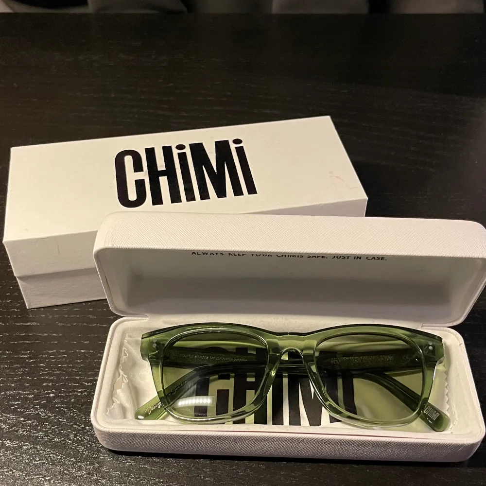 Ett par Chimi 07 i färgen Kiwi, använda väldigt lite. Glasögon kommer med originallåda och fodral samt putsduk. Köpare står för frakt. Pris kan diskuteras!. Accessoarer.