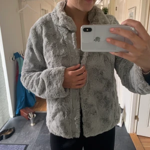 Grå jacka - Grå jacka perfekt till hösten, säljer pågrund av att den inte kommer till användning. I fint skick 