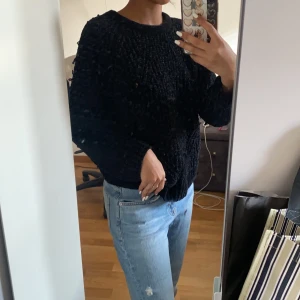 Stickad tröja  - Denna svarta stickade tröjan som är såååå skön påriktigt, den är varm o gosig o perfekt till säsong skiftet🥰 