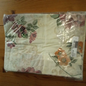 Gardinkappa Lewis Flower Rosa 40x250 . - Helt ny förpackning med Gardinkappa Lewis Flower Rosa 40x250 .hämtas i Skene alt skickas o köpare betalar frakten o Swishbetalning tillämpas .frakt inräknat i priset .99 kr .