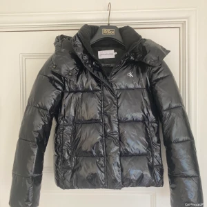 Calvin Klein Jacka - En Calvin Klein jacka i storlek S. Trendig och väldigt snygg, säljer för att jag tyvärr har växt ut den😢😍 Nyskick och använd fåtal gånger! Kostar 900kr, ordinarie pris 2100❤️👌