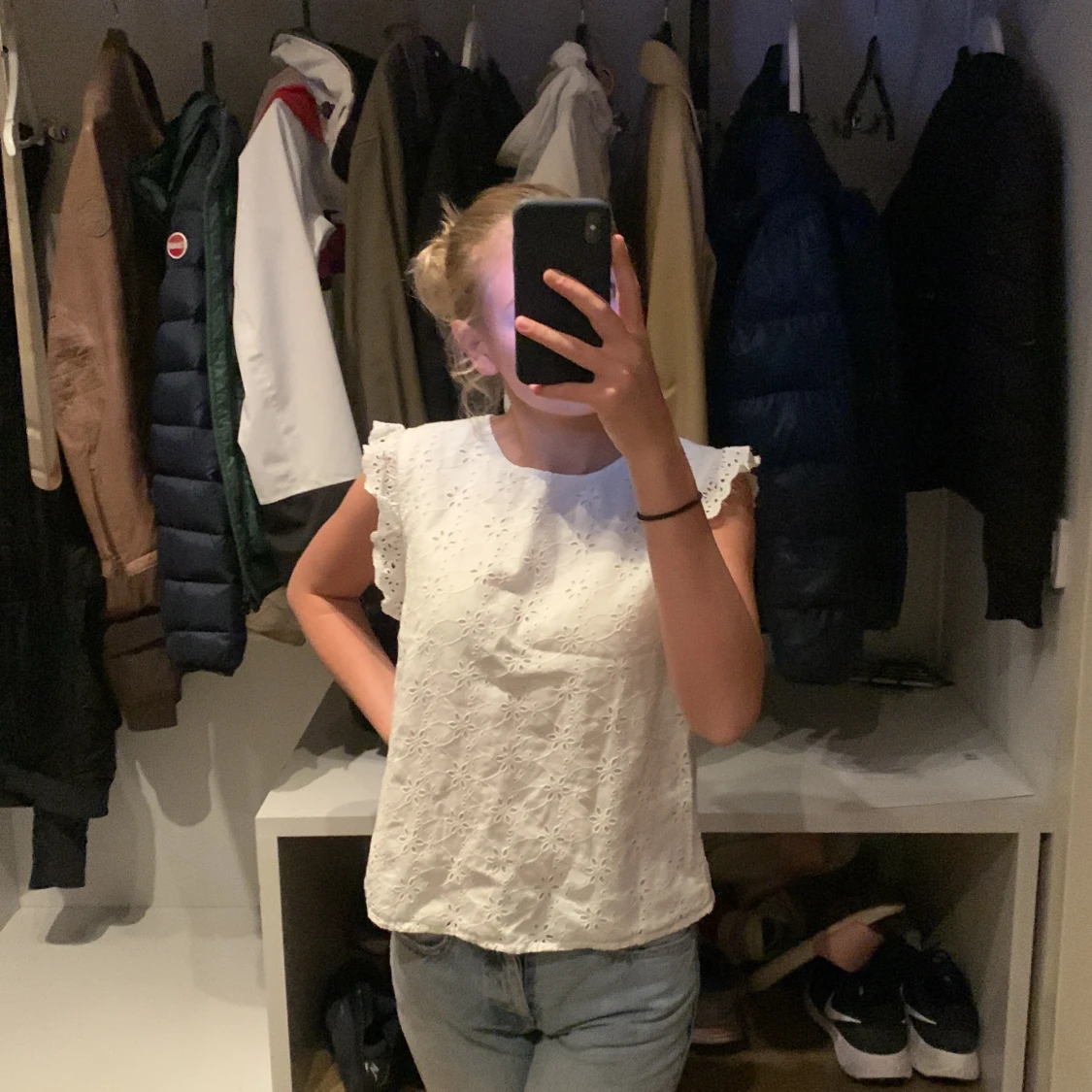 En jätte fin tröja med blommor typ på