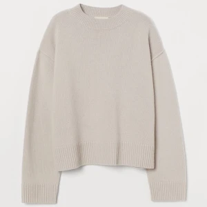 Beige stickad tröja - Bra skick beige stickad tröja från hm, storlek XS. Orginal pris 799 kr säljs för 200 kr