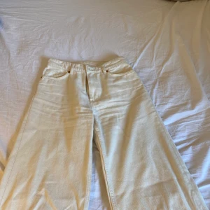 Beiga jeans - Nästintill oanvända beiga jeans från Bik bok. Storlek s