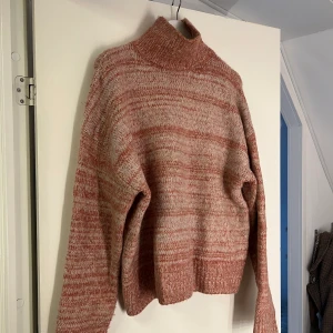 Stickad tröja - Rosa/ röd skrik stickad tröja med karge. Super mysig nu till vintern ❤️