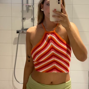 Stickad topp - Säljer denna fina stickade topp som är i flera olika färger🧡💛❤️