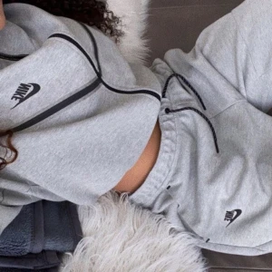 Nike tech set - Säljer mitt Nike tech set! Bra skick å endast använd fåtal gånger. Skriv privat vid intresse, frågor eller om egna bilder ! Nypris är runt 2000kr 