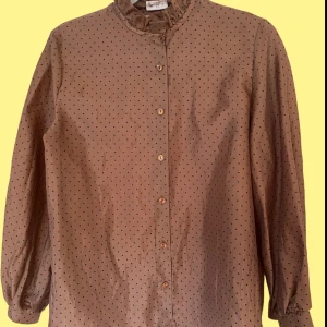 Prickig retroblus - Väldigt snygg vintageblus. 