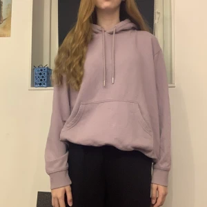 Lila Hoodie - En lila hoodie köpt från H&M för 199kr perfekt för hösten || Aldrig använd || Köparen står för frakt || 