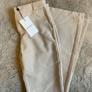 Oanvända kostymbyxor från Loavies, storlek M - Jättefina helt oanvända kostymbyxor från Loavies, storlek M. Lite små i storleken, långa i benen. Kontakta mig för fler bilder! Frakt tillkommer 🤍