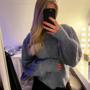 💎Blå stickad tröja med medelhög krage💎 - Köpte denna fina stickade tröjan för 1 år sedan från Object,  den är sparsamt använd och har en jättefin blå färg. Den har lite puffigare ärmar och en medelhög krage. Den sticks inte alls och har inga defekter och passar perfekt nu till höst3n/vintern💙 (nypris 499). 