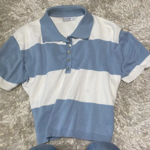 Kort tröja S/M - En ganska snygg kort tröja som är runt S/M 60kr med frakt tar gärna Swish:)