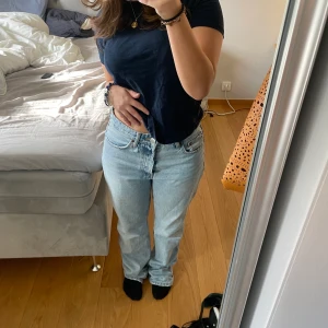 Zara Jeans  - Säljer mina jättefina ljusblåa och knappt använda Zara jeans i storlek 38 som är mid rise. Säljer eftersom jag inte använder dem 💗 Buda ifrån 200kr, men går att köpa direkt för 300kr 🥰